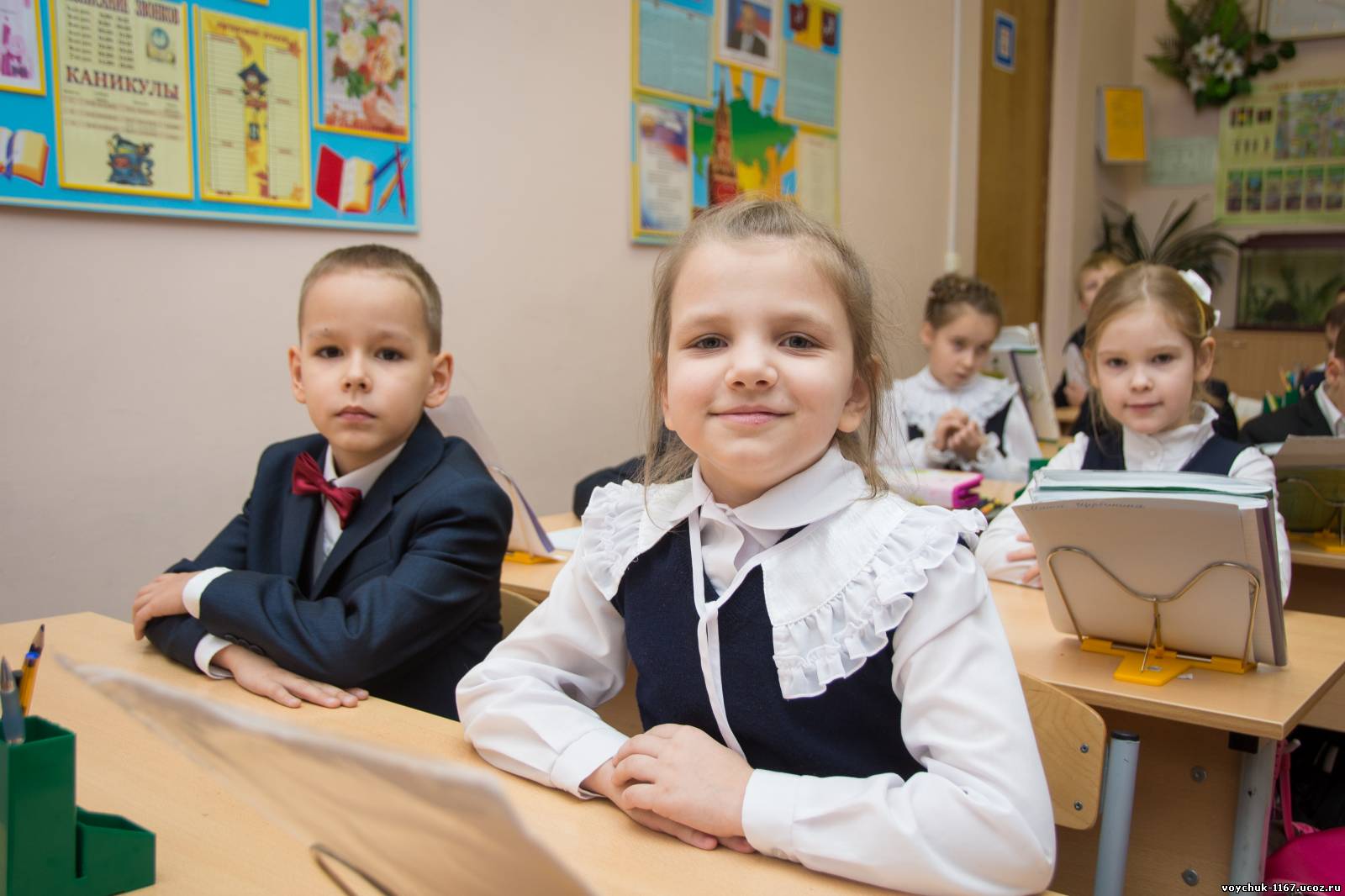 В первый класс через год. Фото детей записывают в первый класс. Прием в первый класс Хабаровск. Наша школа 5373. Какие дети в первом классе через год.